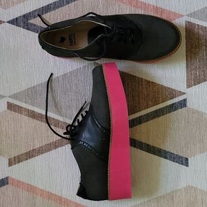 Suede & leather saddle shoe